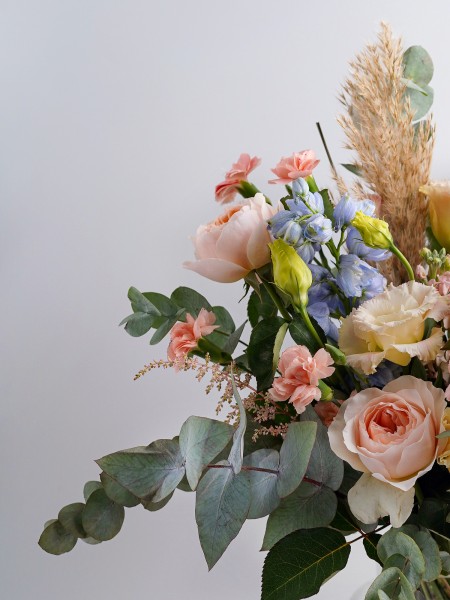Букет «Элен» в нежной романтической гамме, с эвкалиптом и розами Дэвида Остина фото 5 — Городской букет