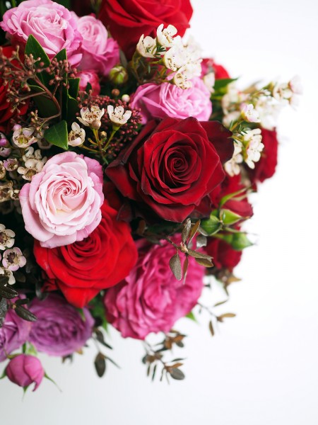 Букет «Беатрисс» с красными и розовыми классическими розами фото 5 — Городской букет
