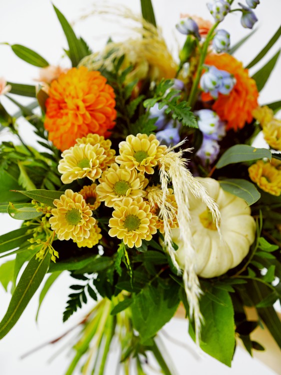 Осенний букет с голубым дельфиниумом и белой мини-тыквой — Городской букет