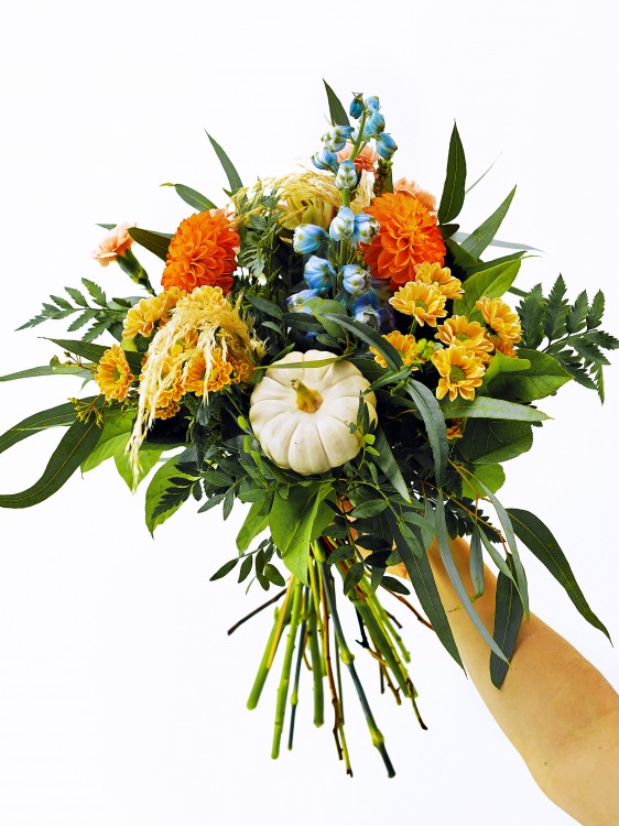 Осенний букет с голубым дельфиниумом и белой мини-тыквой — Городской букет