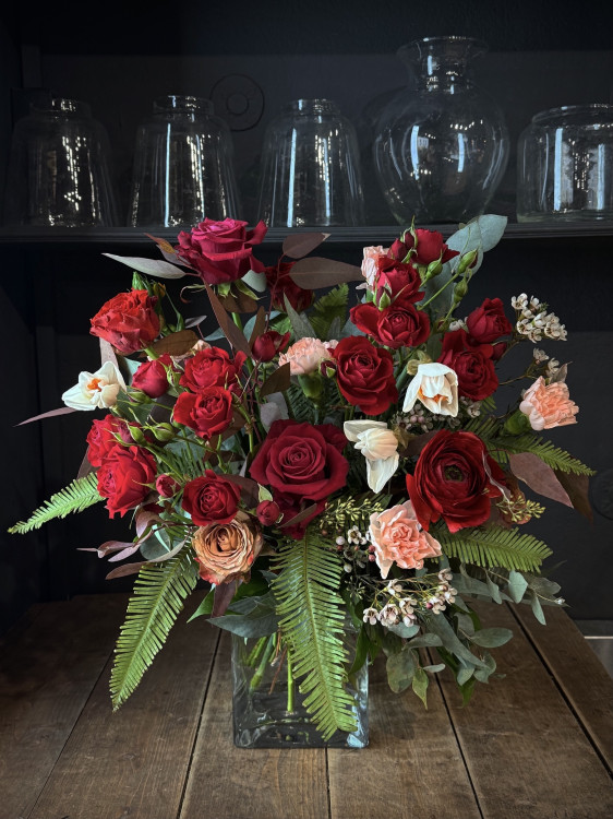 Букет «Влюбленное сердце» с алыми розами &mdash; Городской букет