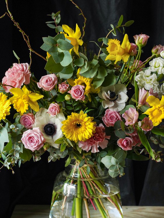 Букет «Марфа» с весенними нарциссами в розовой гамме — Городской букет