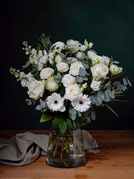 Букет «Оливия» с белоснежными цветами и эвкалиптом фото 1 — Городской букет