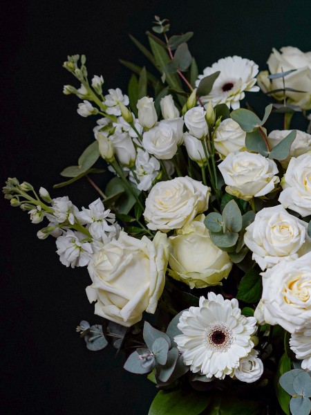Букет «Оливия» с белоснежными цветами и эвкалиптом фото 3 — Городской букет