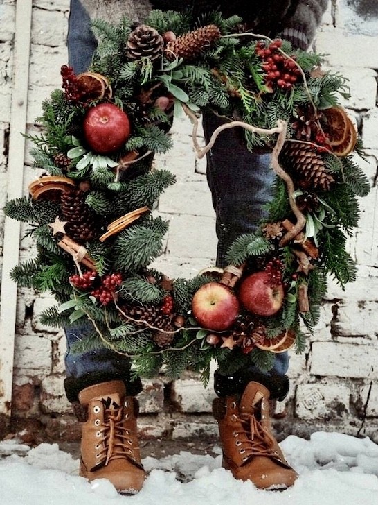 Рождественский венок «Альф» с яблоками и кореньями фото 1 — Городской букет