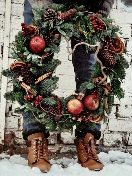 Рождественский венок «Альф» с яблоками и кореньями фото 2 — Городской букет