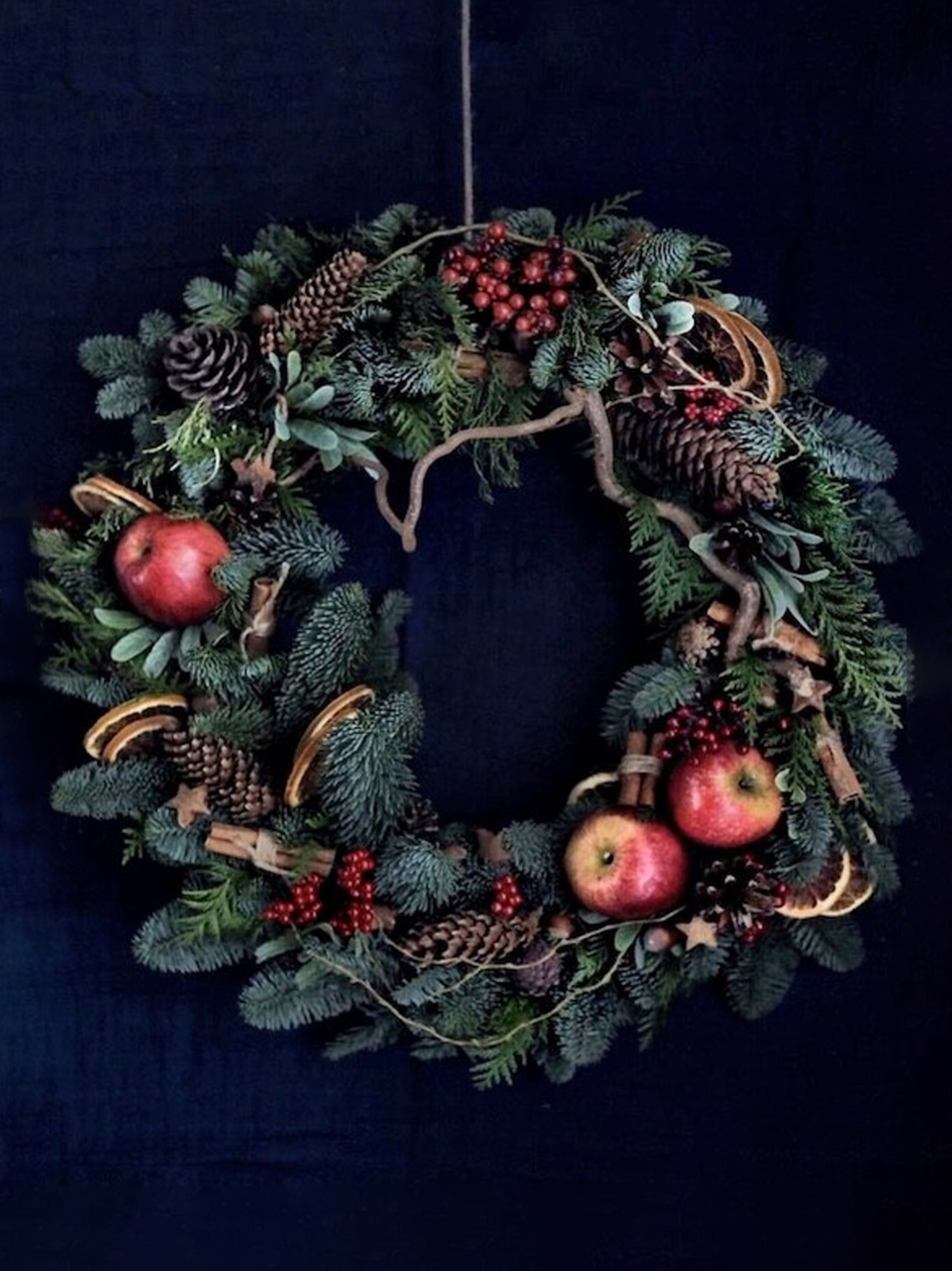 Рождественский венок «Альф» с яблоками и кореньями фото 1 — Городской букет
