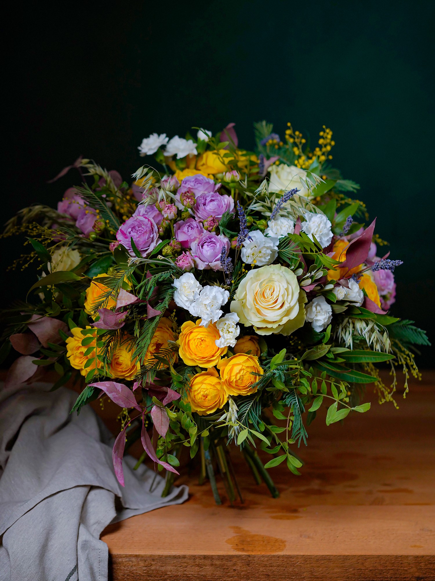 Букет «Сильвия» из желтых и сиреневых пионовидных роз фото 1 — Городской букет