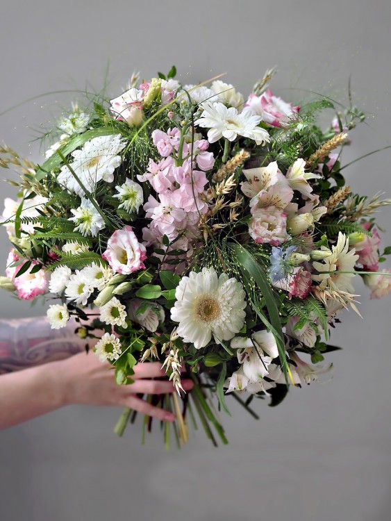 Жемчужный букет «Аина» с кремовыми гермини и полевыми цветами — Городской букет