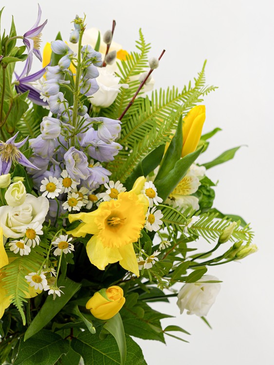 Букет «Солнечный зайчик» с нарциссами и нежно-голубыми цветами — Городской букет