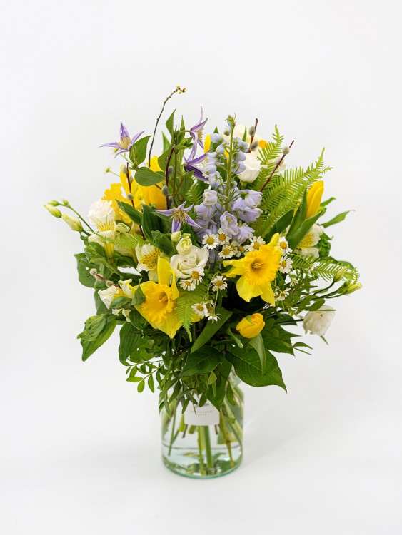 Букет «Солнечный зайчик» с нарциссами и нежно-голубыми цветами — Городской букет