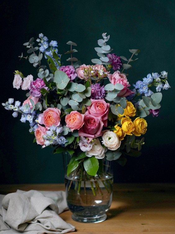 Букет «Элли» с розами и дельфиниумом — Городской букет