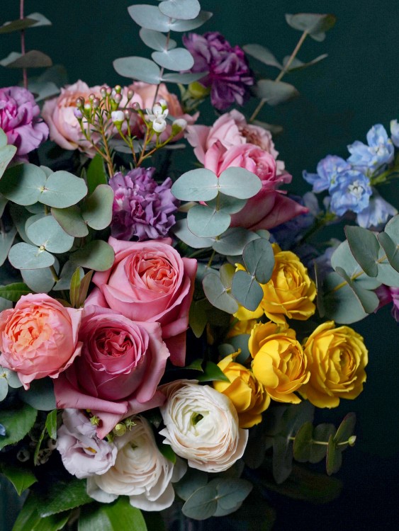 Букет «Элли» с розами и дельфиниумом — Городской букет