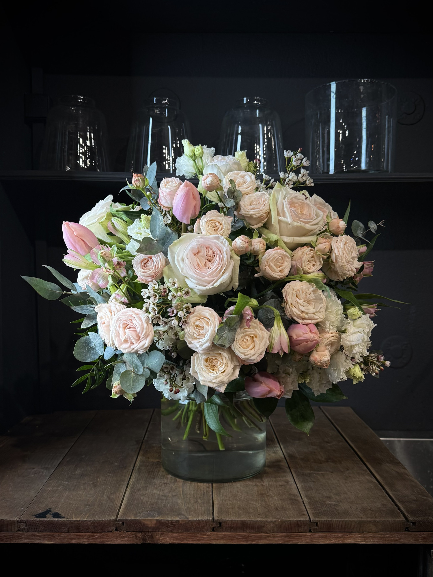 Букет в светлой гамме с розами и тюльпанами  фото 1 &mdash; Городской букет