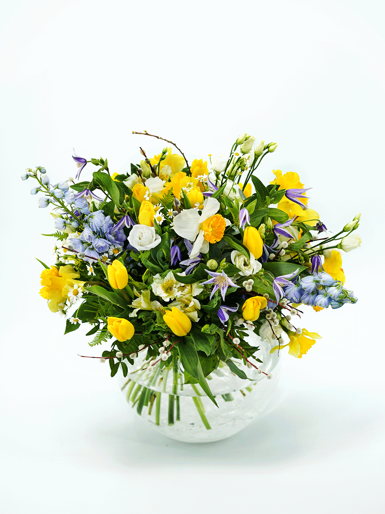 Букет «Флора» с весенними нарциссами и нежно-голубыми цветами фото 1 — Городской букет