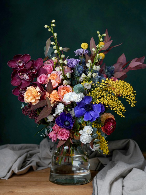 Букет «Симба» в яркой артистичной манере, с синими анемонами, мимозой и орхидеями — Городской букет