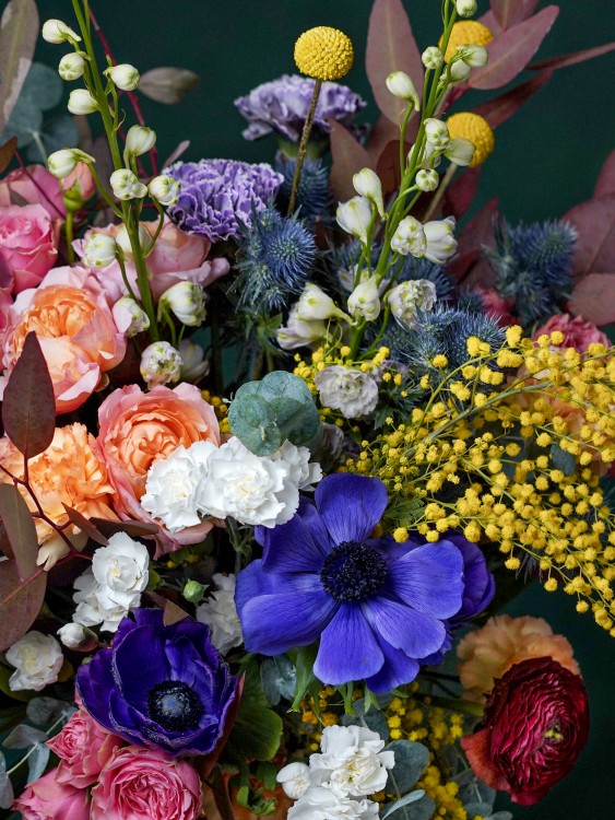 Букет «Симба» в яркой артистичной манере, с синими анемонами, мимозой и орхидеями — Городской букет