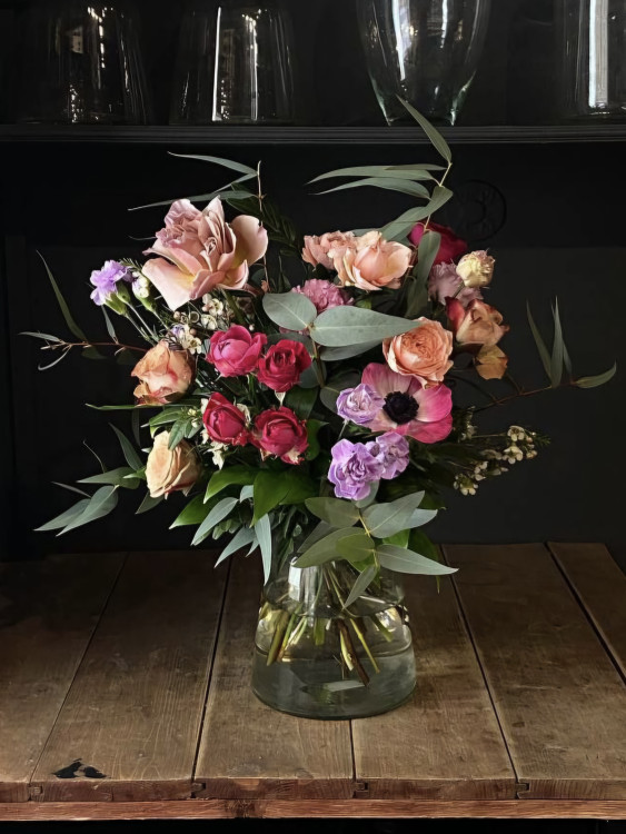 Букет в розово-пудровой гамме с розами и анемоной &mdash; Городской букет