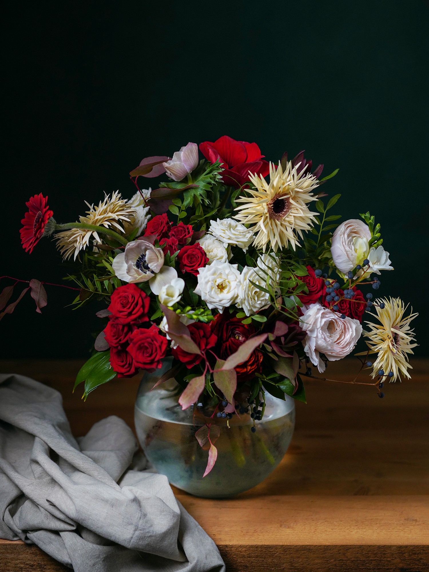 Букет «Шанталь» в стильной красно-белой гамме с красными розами и весенними цветами фото 1 — Городской букет