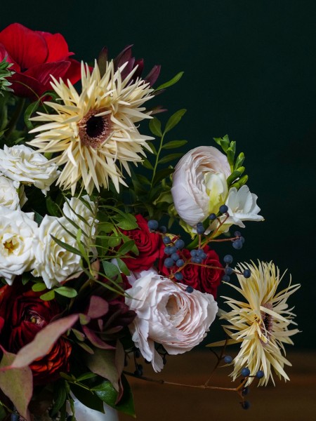 Букет «Шанталь» в стильной красно-белой гамме с красными розами и весенними цветами фото 2 — Городской букет