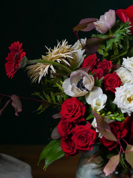 Букет «Шанталь» в стильной красно-белой гамме с красными розами и весенними цветами фото 3 — Городской букет