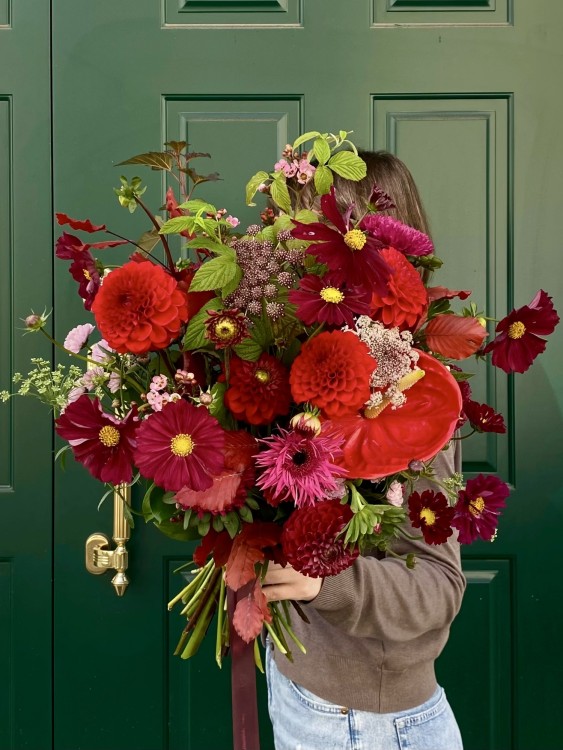 Букет «Шанталь» в ярко-алой гамме — Городской букет