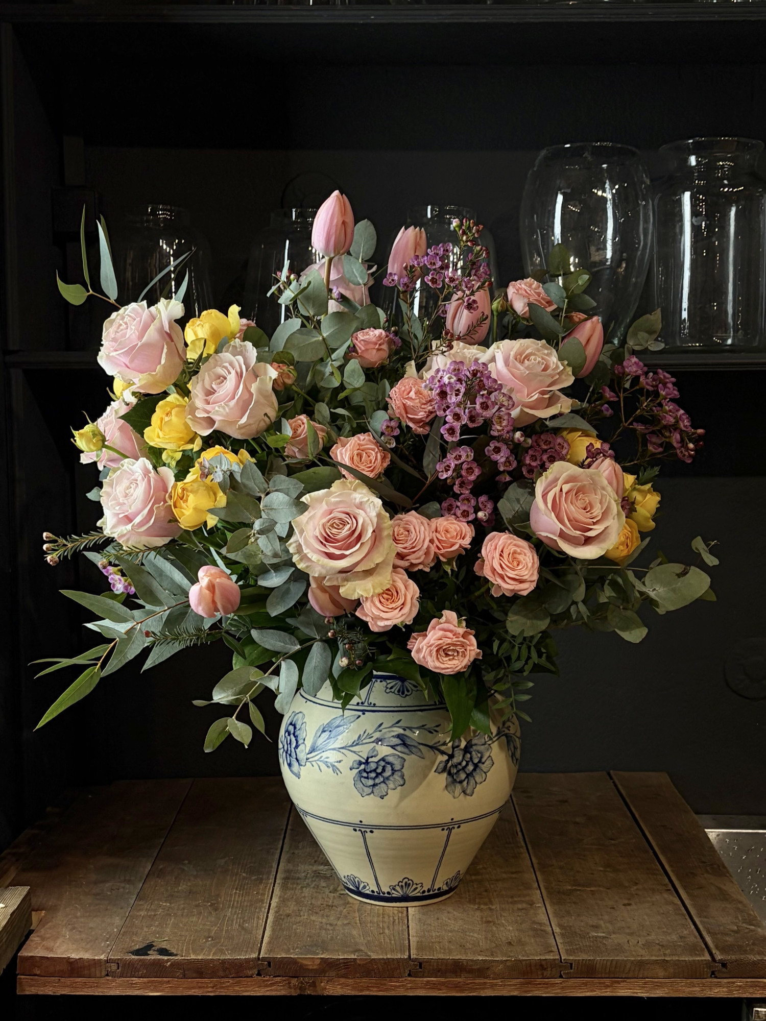 Букет с кружевными розами и гладкими тюльпанами фото 1 &mdash; Городской букет