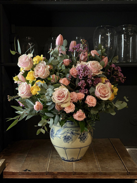 Букет с кружевными розами и гладкими тюльпанами фото 1 &mdash; Городской букет