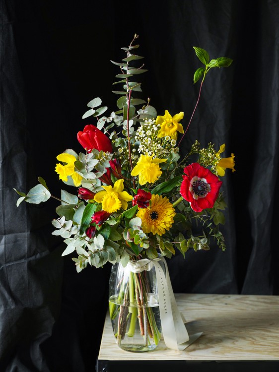 Букет-комплимент «Карла» с весенними нарциссами и красными цветами — Городской букет