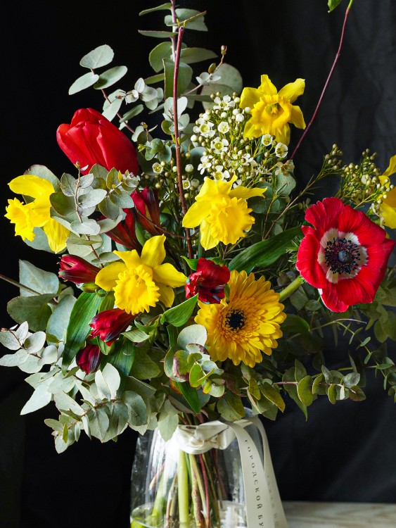 Букет-комплимент «Карла» с весенними нарциссами и красными цветами — Городской букет