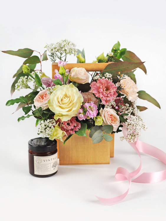 Ящик с нежно-розовыми цветами «Лой» — Городской букет