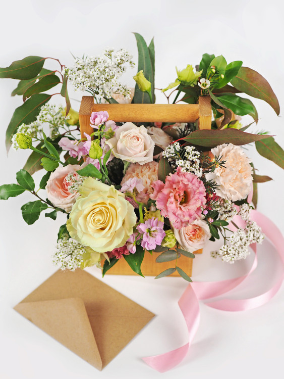 Ящик с нежно-розовыми цветами «Лой» — Городской букет