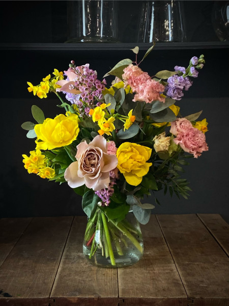 Букет с весенними нарциссами  фото 1 &mdash; Городской букет