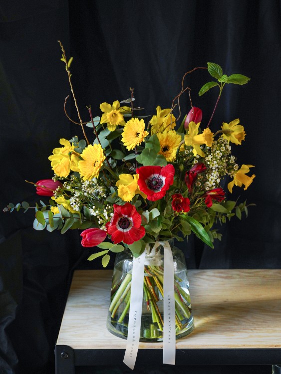 Букет «Марго» с весенними нарциссами и красными цветами — Городской букет