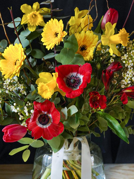 Букет «Марго» с весенними нарциссами и красными цветами — Городской букет