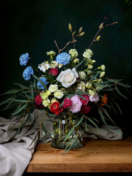 Букет «Лунный цветок» с ранункулюсами, веткой магнолии и небесно-голубыми гвоздиками фото 1 — Городской букет