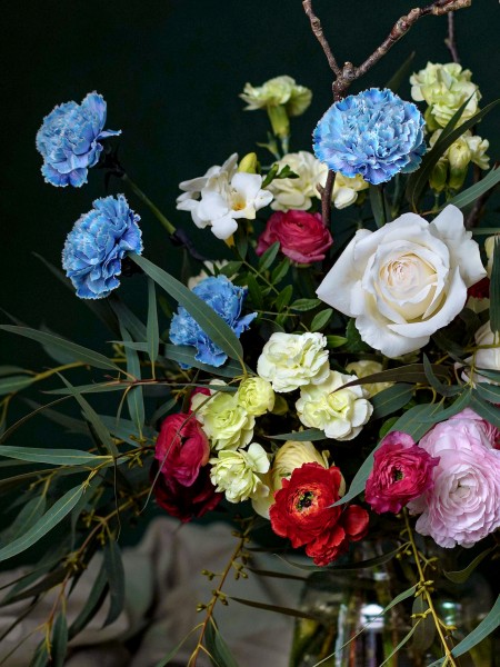 Букет «Лунный цветок» с ранункулюсами, веткой магнолии и небесно-голубыми гвоздиками фото 2 — Городской букет