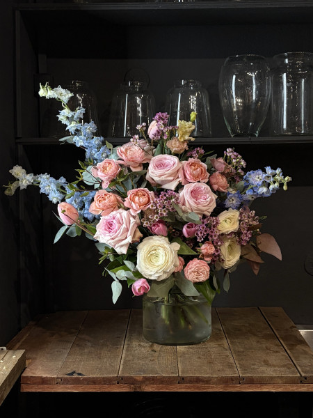 Букет с розами, ранункулюсами и дельфиниумами фото 1 &mdash; Городской букет