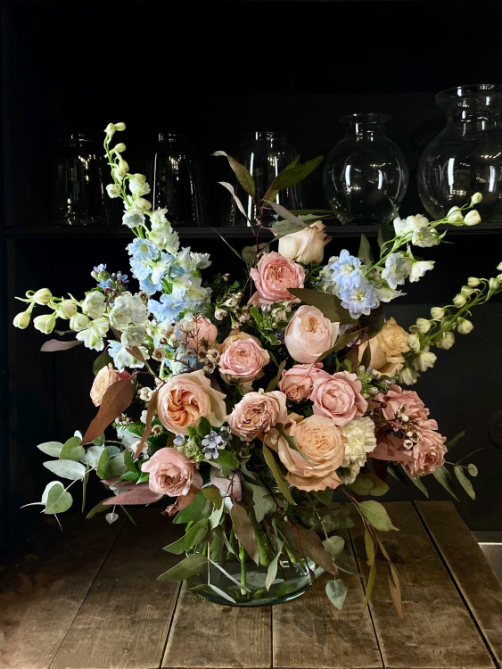 Букет «Ангелина» с кремовыми розами, ранункулюсами и дельфиниумами &mdash; Городской букет