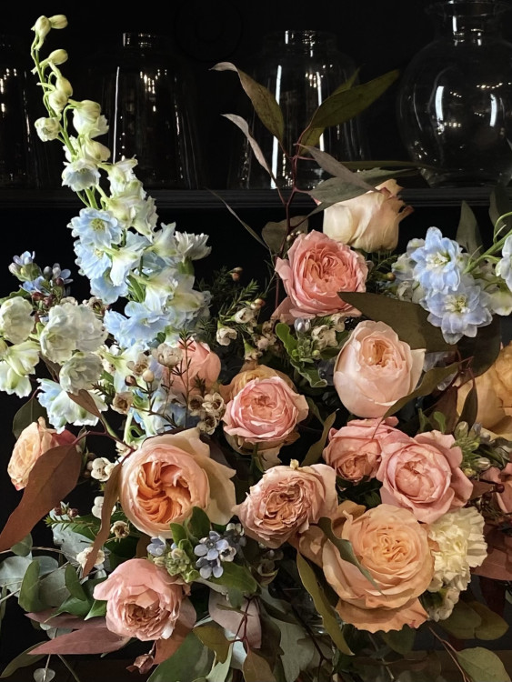 Букет «Ангелина» с кремовыми розами, ранункулюсами и дельфиниумами &mdash; Городской букет