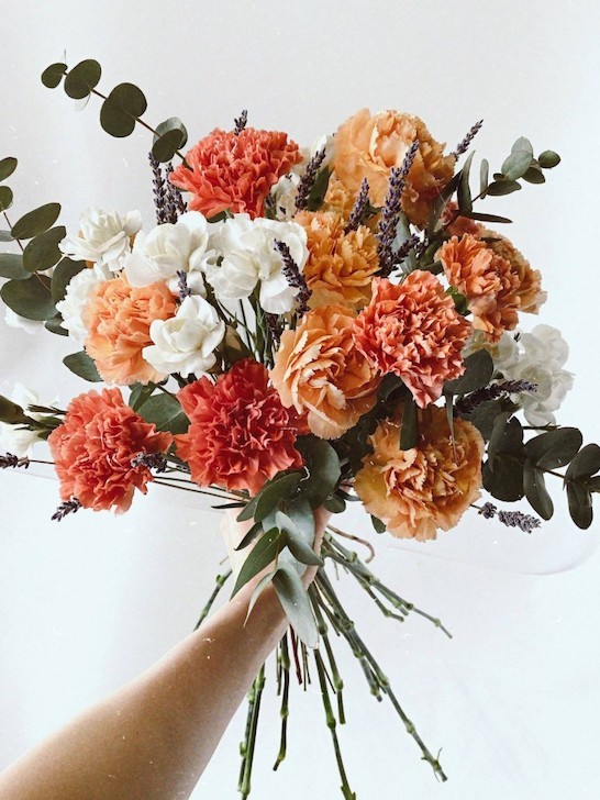 Букет «Соня» из рыжих гвоздик, лаванды и эвкалипта &mdash; Городской букет