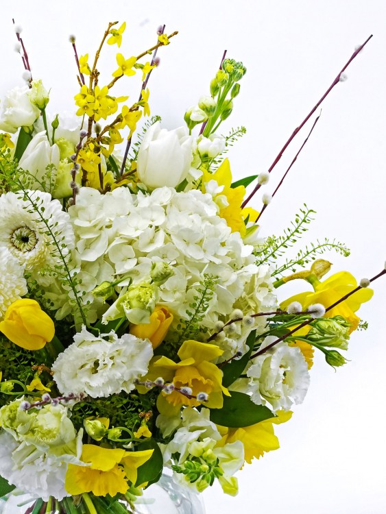 Букет «Ланита» с весенними цветами гортензией — Городской букет