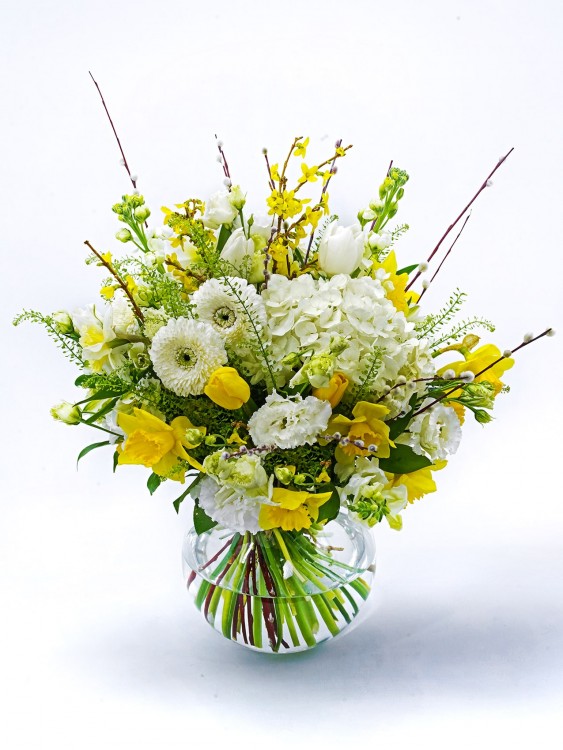 Букет «Ланита» с весенними цветами гортензией — Городской букет