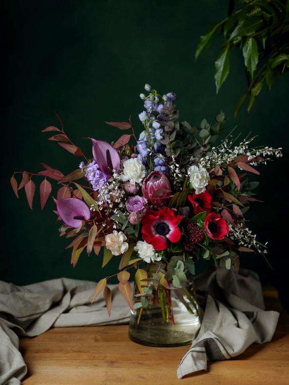 Букет «Сати» с красными анемонами, душистой генистой и сиреневыми цветами — Городской букет