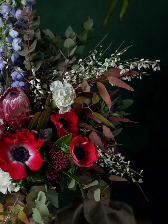 Букет «Сати» с красными анемонами, душистой генистой и сиреневыми цветами — Городской букет