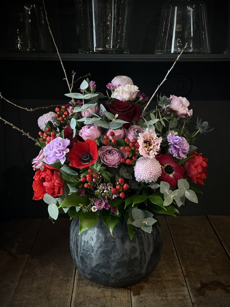 Букет в лилово-красной гамме с анемонами и розами фото 1 &mdash; Городской букет