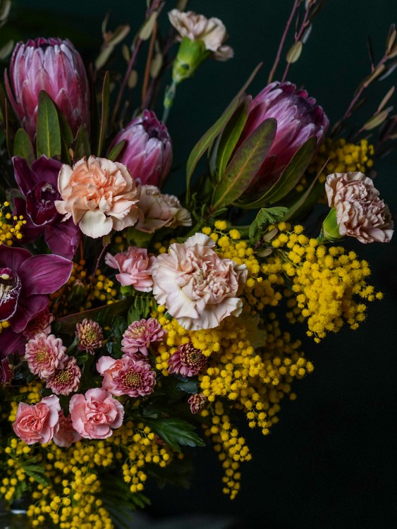 Букет «Матисс» с мимозой, протеями, орхидеями и кремовой гвоздикой — Городской букет