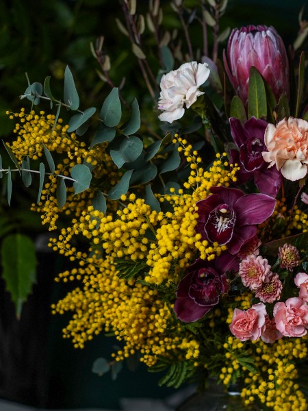 Букет «Матисс» с мимозой, протеями, орхидеями и кремовой гвоздикой фото 3 — Городской букет