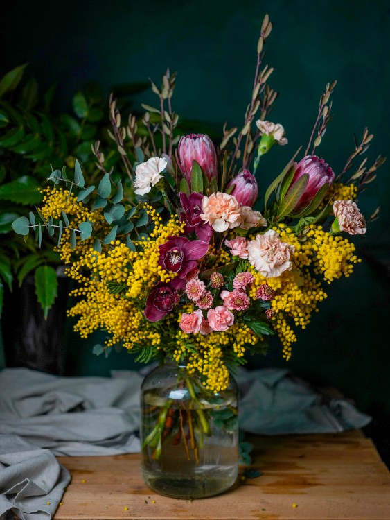 Букет «Матисс» с мимозой, протеями, орхидеями и кремовой гвоздикой — Городской букет