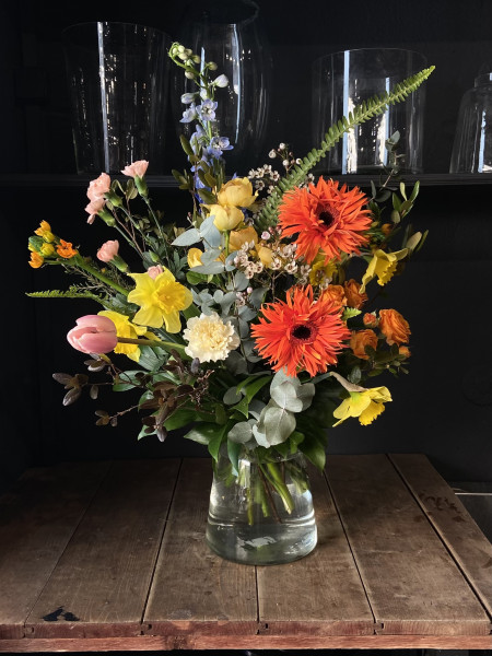 Букет в яркой гамме с нарциссами и герберами фото 1 &mdash; Городской букет